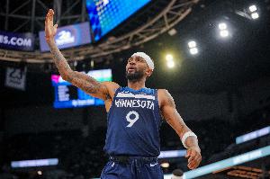 罚球绝杀！爱德华兹：亚历山大-沃克是本场比赛的MVP