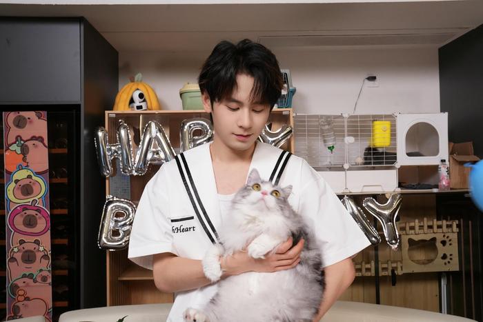 父女合照萌态十足，无畏迎光向前