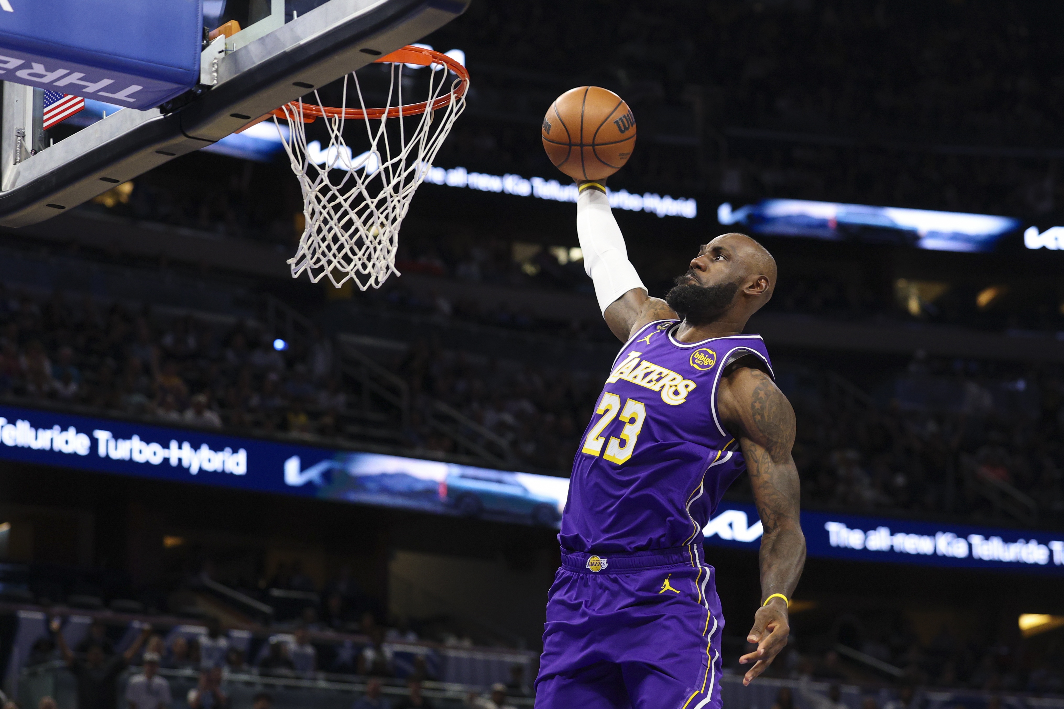 海星体育官网-詹姆斯缺战雷霆!名记:湖人四天三赛 反正上也要输还不如休息!